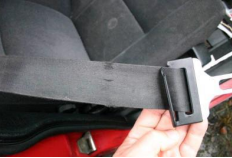 Seatbelt webbing with stretch damage caused by a collision